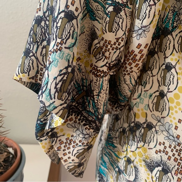 Rützou 100% Silk dress; beautiful and unusual print; ruffled front neckline - Picture 14 of 15